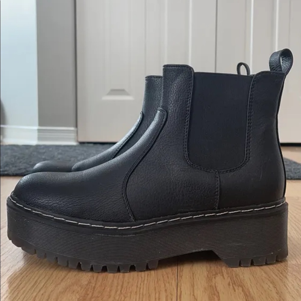 Boots - Picture 3 of 6